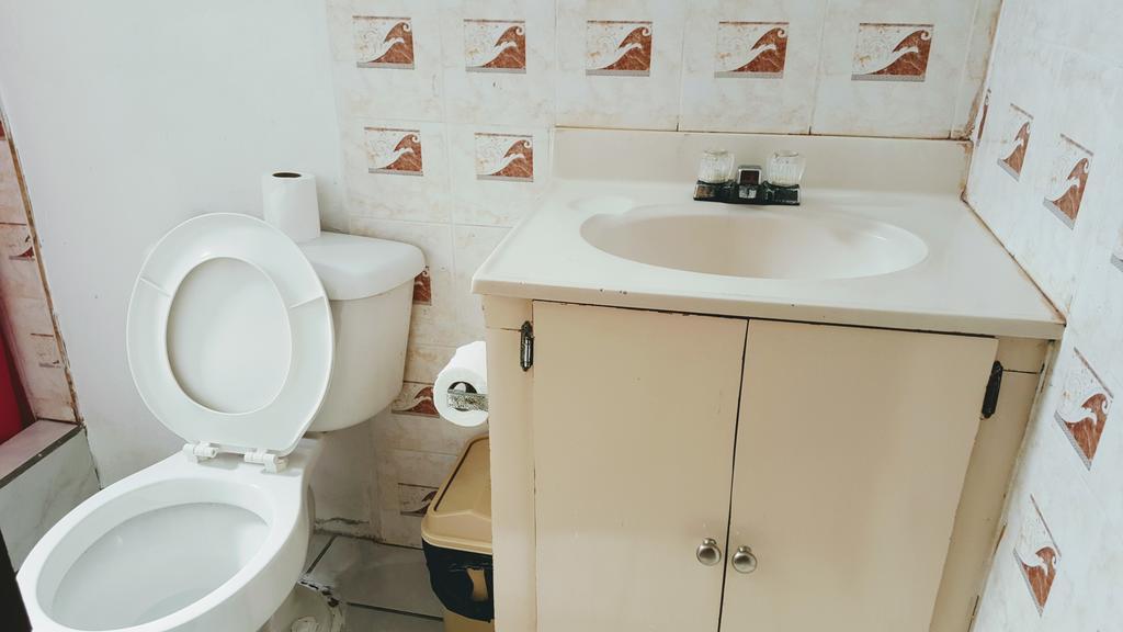 Sea Breeze Guest House Belize City Extérieur photo