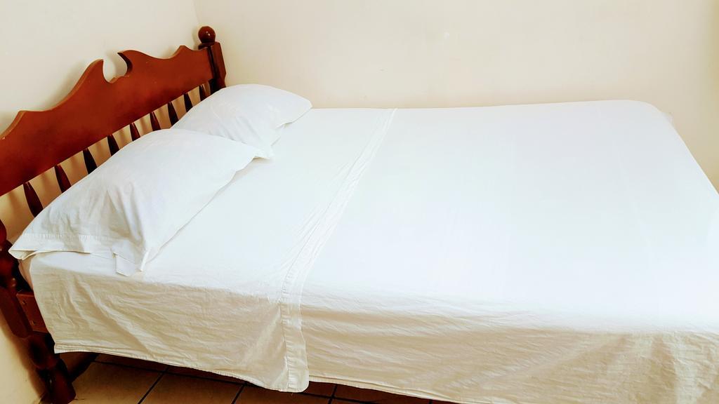 Sea Breeze Guest House Belize City Extérieur photo