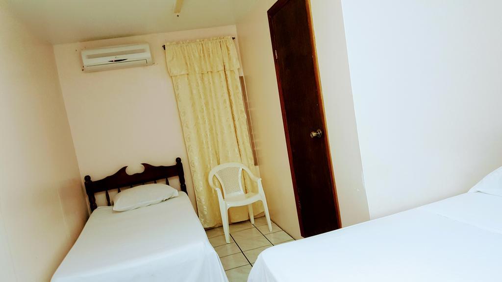 Sea Breeze Guest House Belize City Extérieur photo