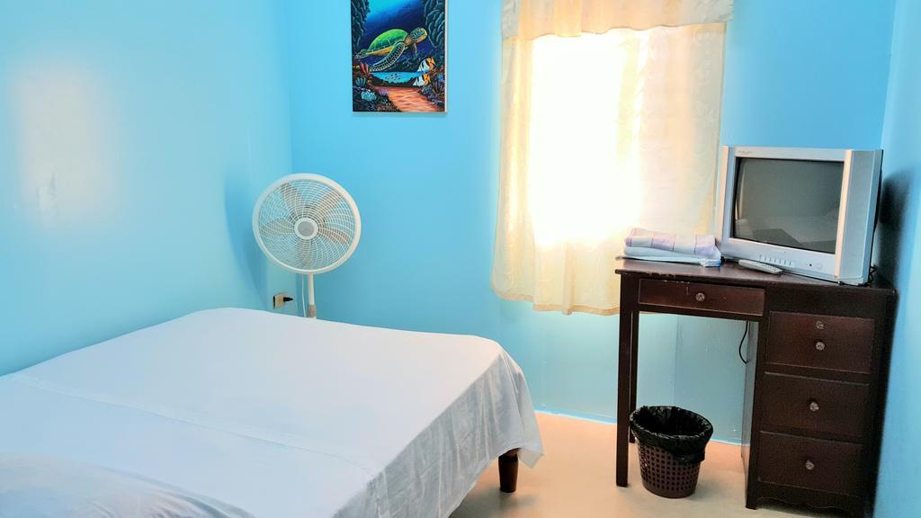 Sea Breeze Guest House Belize City Extérieur photo