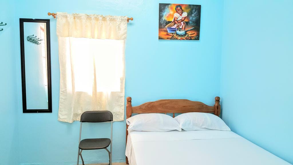 Sea Breeze Guest House Belize City Extérieur photo