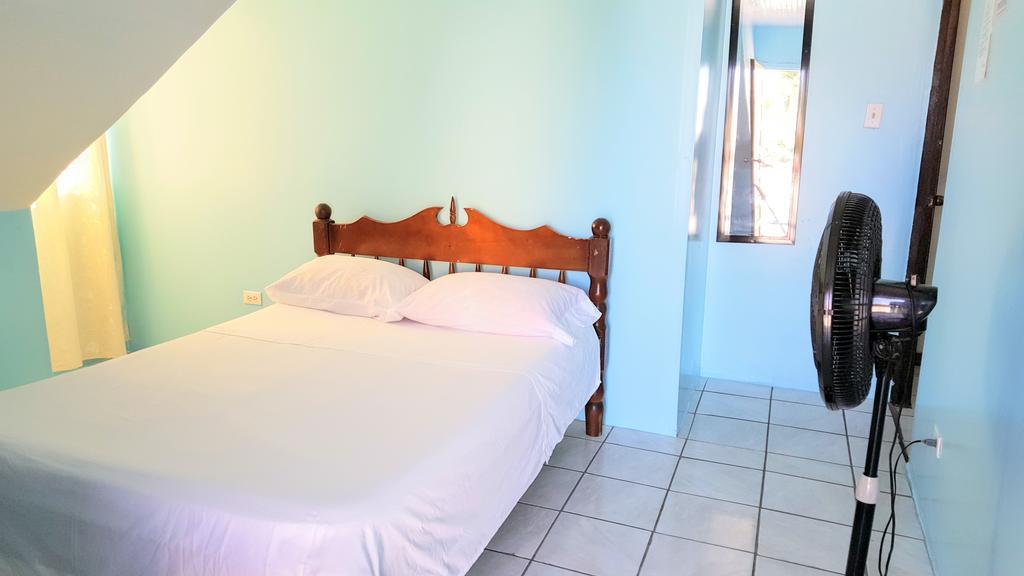 Sea Breeze Guest House Belize City Extérieur photo